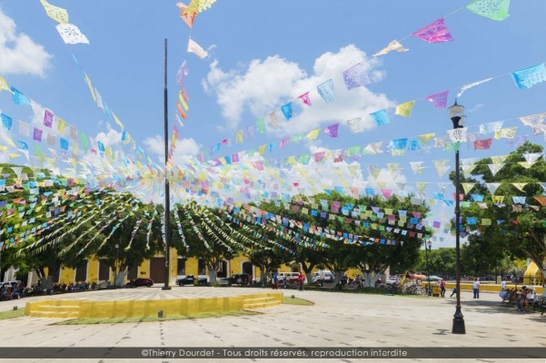 108 - BANDERAS DE IZAMAL - MEXIQUE - Uzamal - août 2014