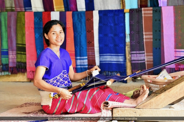 357 - TISSEUSE THAILANDAISE - THAILANDE - Chang Mai - août 2018