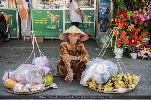 393 - TRES VIELLE FEMME - VIETNAM - Hue - août 2022