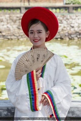 394 - JEUNE FEMME VIETNAMIENNE EN COSTUME - VIETNAM - Hue - août 2022