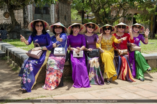 400 - MAMIES VIETNAMIENNES DE FACE - VIETNAM - Hue - août 2022