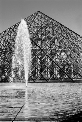 PYRAMIDE DU LOUVRE